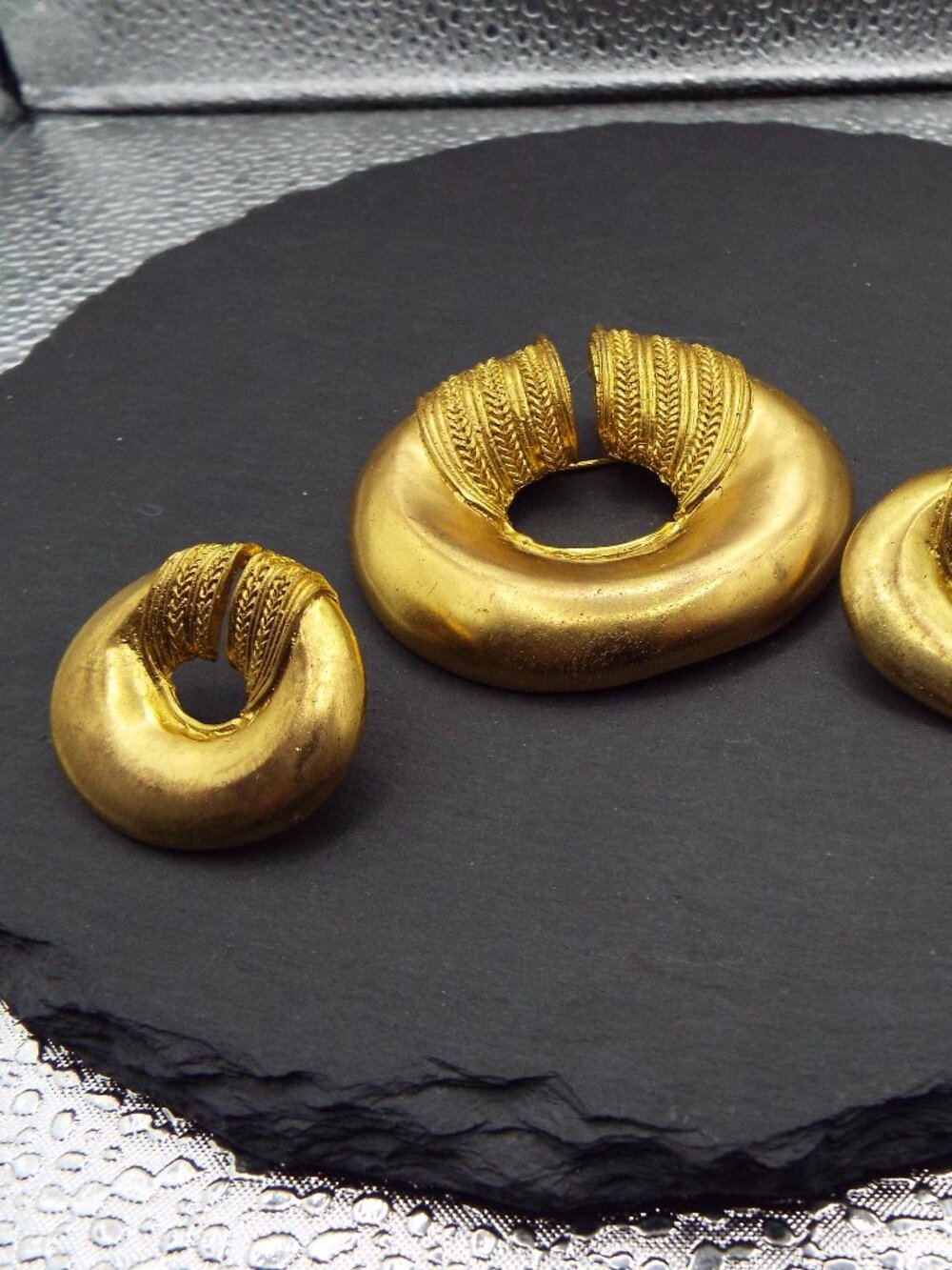 MARKED AEC A PARISIAN JEWELRY MAKER GOLDEN OVOID PIN/PENDANT & EARRING SET 69